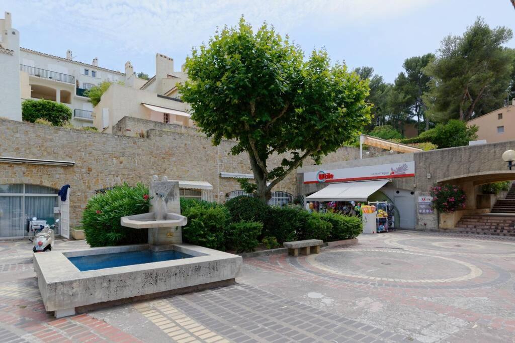 Appartamento St-Cyr - Studio Avec Balcon, Vue Mer Et Proche Plage Saint-Cyr-sur-Mer Esterno foto